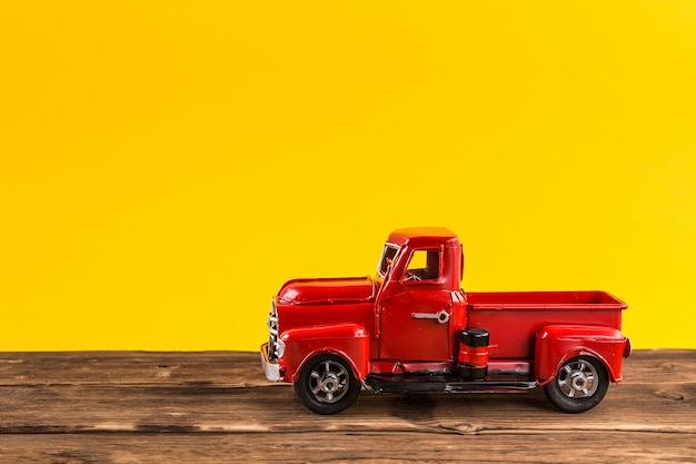 Foto caminhão de brinquedo vermelho