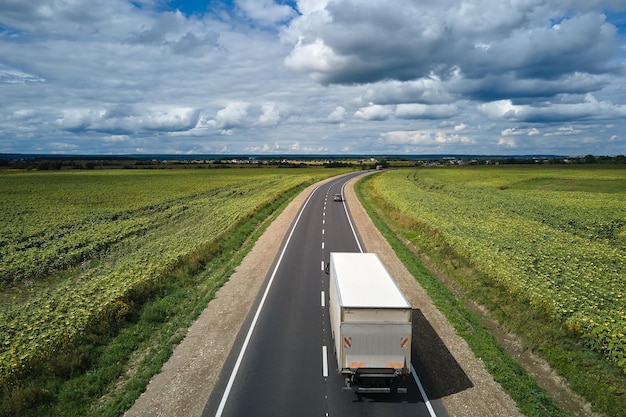Caminhão de carga dirigindo na rodovia transportando mercadorias Conceito de transporte e logística de entrega