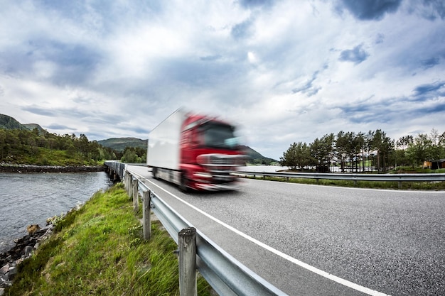 Caminhão de combustível corre pela estrada, Noruega. Carro de caminhão em desfoque de movimento.