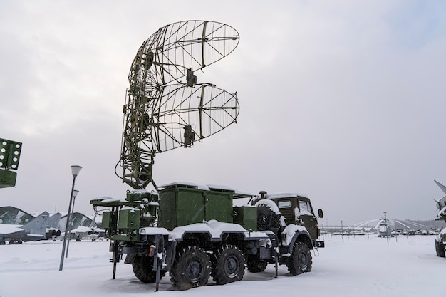 Caminhão de defesa aérea móvel com antena de radar Antenas parabólicas ou céu de antenas de rádio