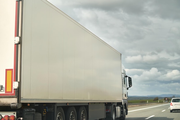 Caminhão de entrega na rodovia da Europa Semicaminhão com reboque de carga dirigindo no túnel Caminhão em movimento rápido Motorista de caminhão monta seu caminhão moderno