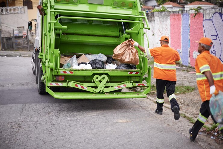 Foto caminhão de lixo lixo e homens com serviço de coleta na rua na cidade para limpeza do ambiente público reciclagem de lixo e pessoas do sexo masculino trabalhando com resíduos ou sujeira para saneamento rodoviário com transporte