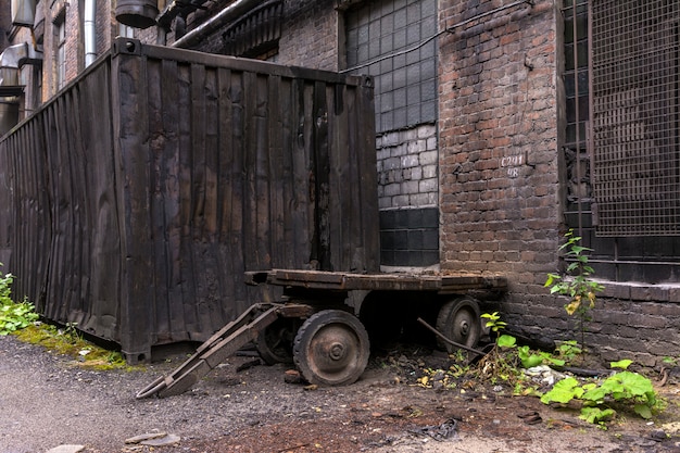 Caminhão de metal velho para uso na fábrica. Quintal dentro da fábrica.