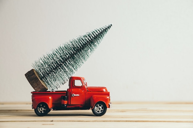 Caminhão de Natal vermelho com pinheiro e presente. Feliz Natal e feliz ano novo conceito.