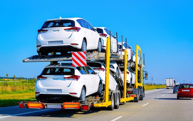 Caminhão de transporte de carros na estrada ou rodovia da Polônia. Transportador de caminhão no trabalho de logística. Reboque com movimentação de carro de carga. Entrega para a indústria de exportação de transporte. Transportador pesado. Veículo de transporte. Transporte automático.