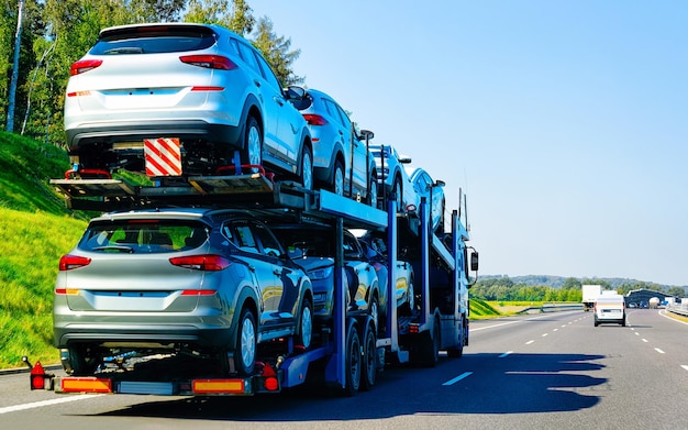 Caminhão de transporte de carros na estrada ou rodovia da Polônia. Transportador de caminhão no trabalho de logística. Reboque com movimentação de carro de carga. Entrega para a indústria de exportação de transporte. Transportador pesado. Veículo de transporte. Transporte automático.