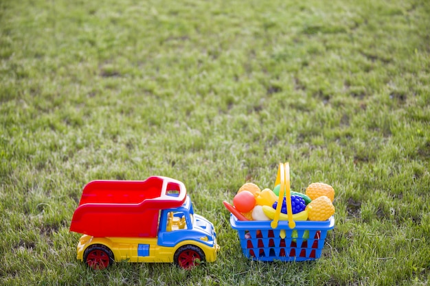 Caminhão e uma cesta com frutas e vegetais de brinquedo