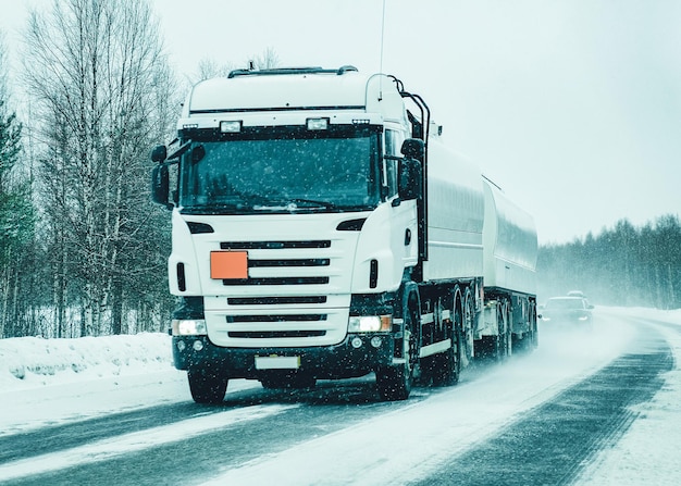 Caminhão em uma estrada de inverno nevado, na Finlândia, na Lapônia.
