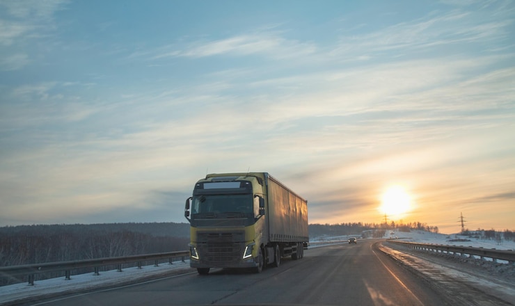 Foto caminhão em uma rodovia suburbana ao pôr do sol na primavera logística transporte de carga