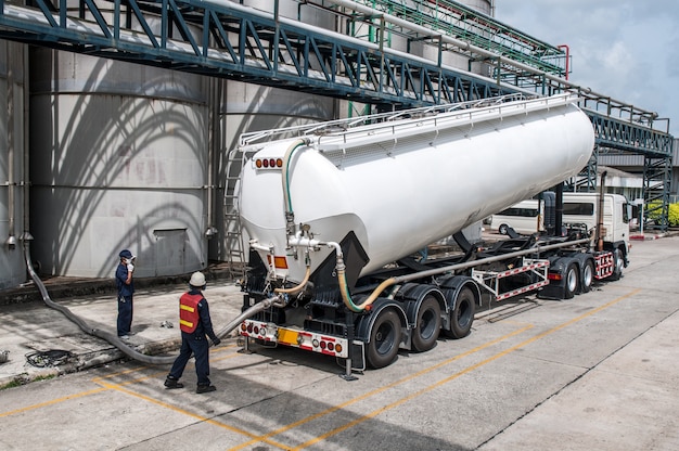 Foto caminhão, entrega química do petroleiro