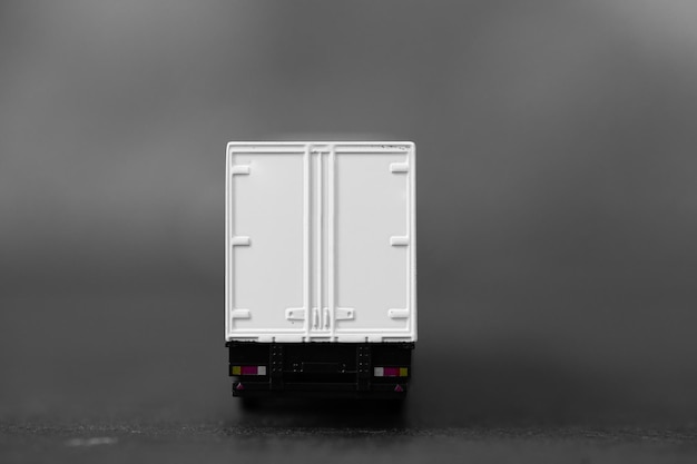 Caminhão longo branco com um reboque isolado em fundo escuro com traçado de recorte