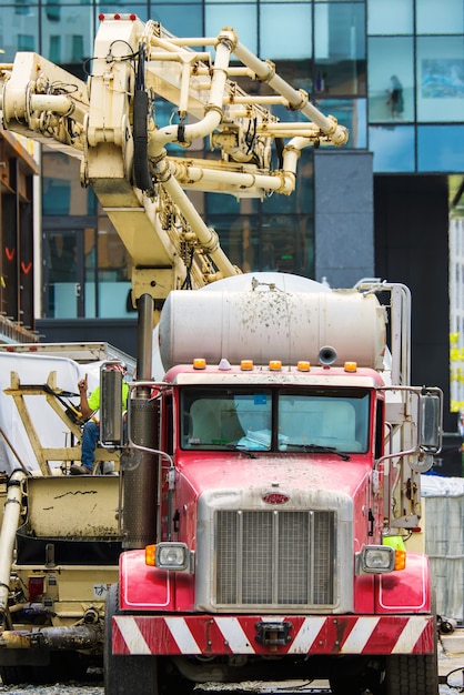 Caminhão misturador de construção vermelho em boston