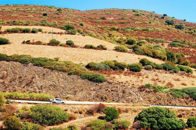 Caminhão na bela estrada em Teulada, província de Cagliari, Sardenha, Itália