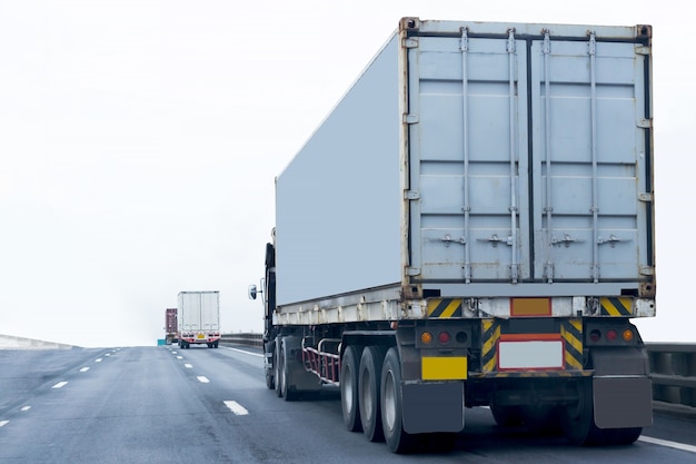 Caminhão na estrada com recipiente, importação, logística de exportação industrial