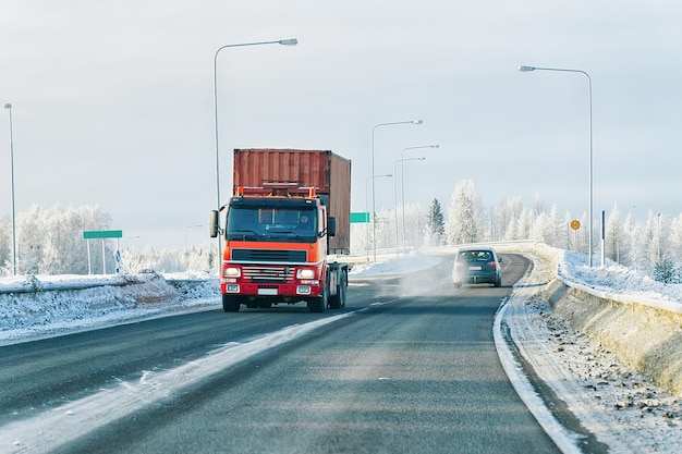 Caminhão na estrada de inverno Rovaniemi, Lapônia, Finlândia