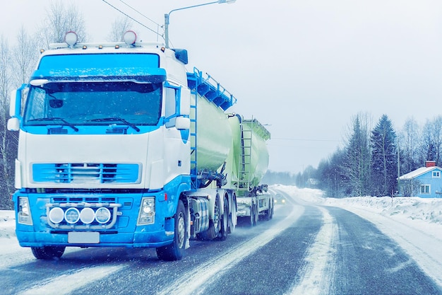 Caminhão na estrada de neve no inverno Finlândia da Lapônia.