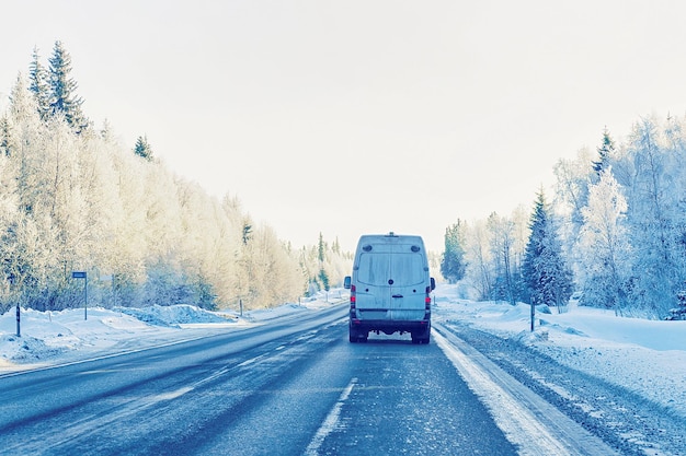Caminhão na estrada de neve no inverno Finlândia, na Lapônia.
