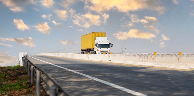 Caminhão na estrada rodoviária com contêiner amarelo, conceito de transporte., importação, exportação logística industrial transporte transporte terrestre na via expressa