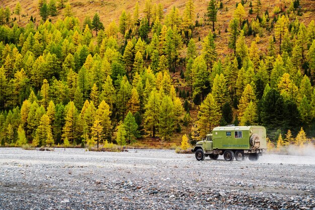 Caminhão off-road ZIL-131 em off-road. Vale do Rio Aktru, Montanhas Altai, Rússia