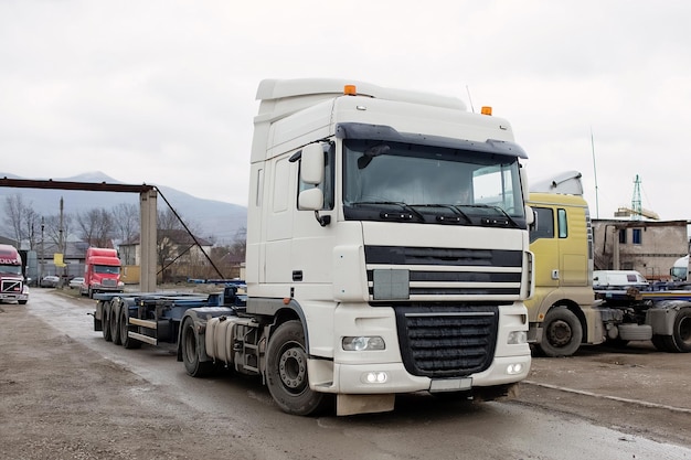 Foto caminhão para importação e exportação de logística conceito de importação e exportação de logística empresarial