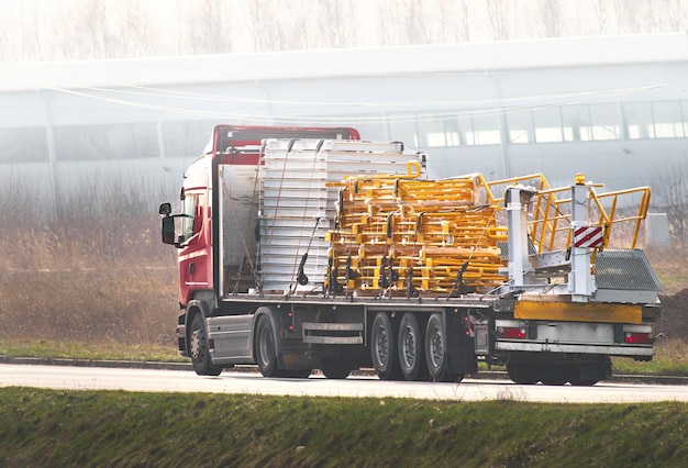 Caminhão que transporta materiais e máquinas para o local de construção