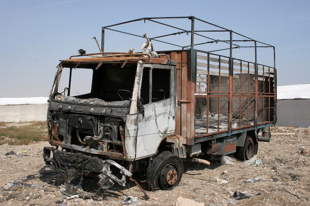 Caminhão queimado abandonado, caminhão destruído pelo fogo