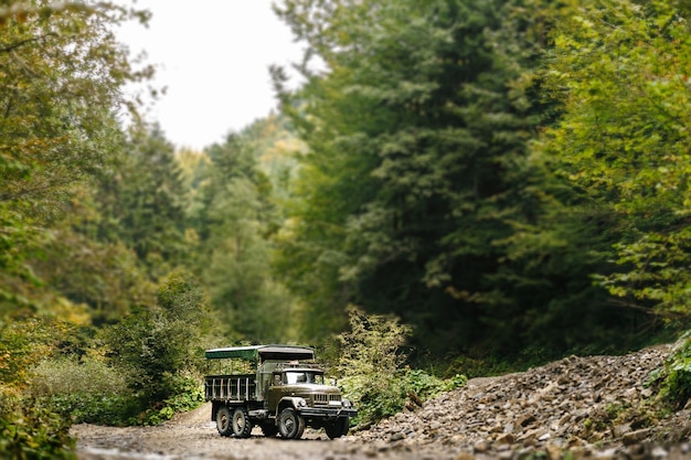 Foto caminhão soviético nas montanhas dos cárpatos transporta pessoas em excursões.