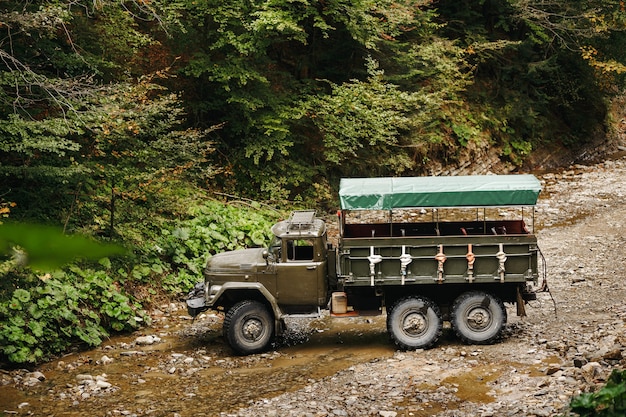 Foto caminhão soviético nas montanhas dos cárpatos transporta pessoas em excursões.