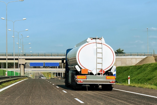 Caminhão-tanque na estrada, Polônia