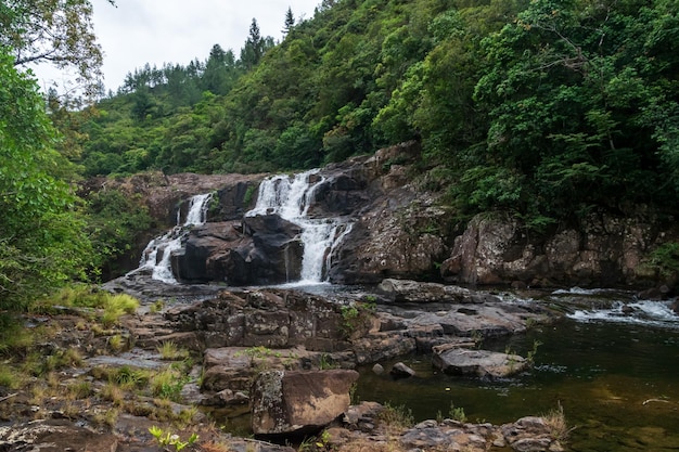 Foto caminhar pelas montanhas entre colinas e cachoeiras no panamá