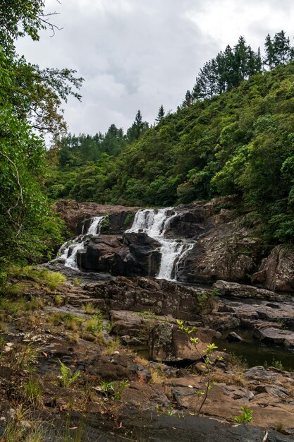 Foto caminhar pelas montanhas entre colinas e cachoeiras no panamá