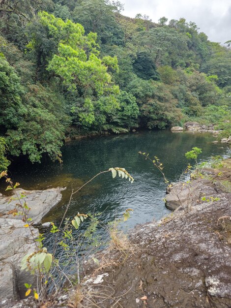 Foto caminhar pelas montanhas entre colinas e cachoeiras no panamá