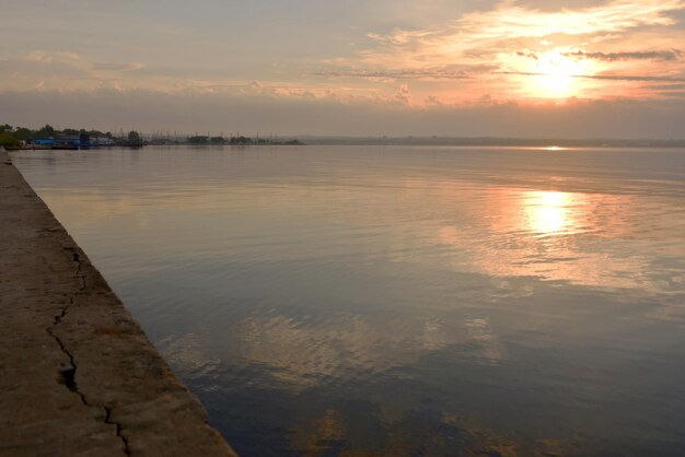 Caminhe ao amanhecer ao longo do aterro da cidade de Kerch Rússia paisagem marítima de uma manhã de verão o conceito de viagem e recreação