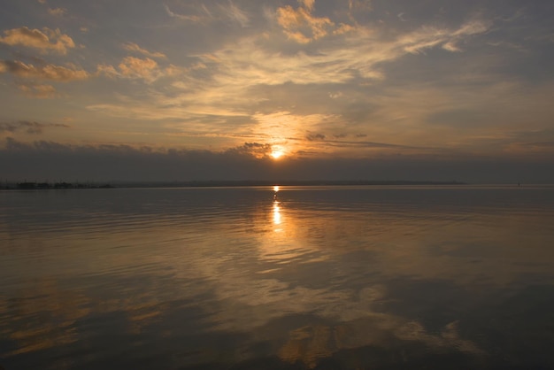 Caminhe ao amanhecer ao longo do aterro da cidade de Kerch Rússia paisagem marítima de uma manhã de verão o conceito de viagem e recreação