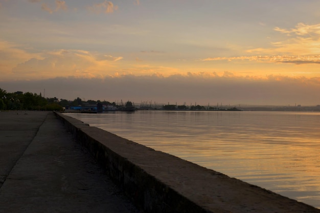 Caminhe ao amanhecer ao longo do aterro da cidade de Kerch Rússia paisagem marítima de uma manhã de verão o conceito de viagem e recreação
