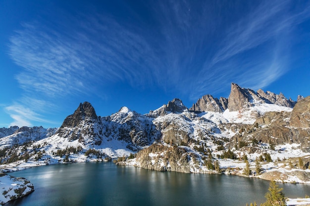 Caminhe até o belo Lago Minaret, Ansel Adams Wilderness, Sierra Nevada, Califórnia, temporada USA.Autumn.