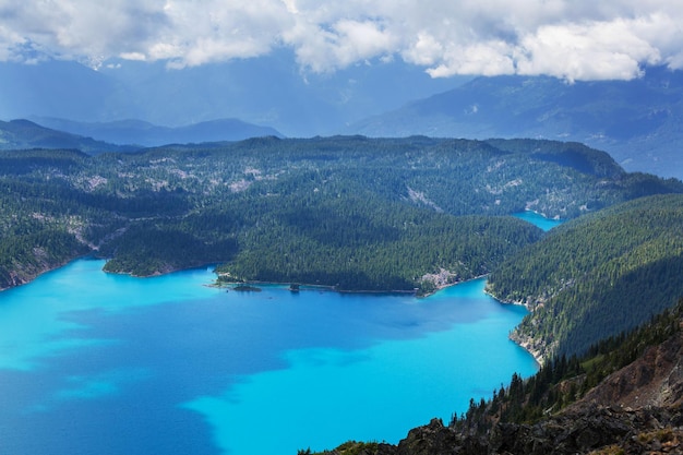 Caminhe até o Lago Garibaldi turquesa perto de Whistler, BC, Canadá.