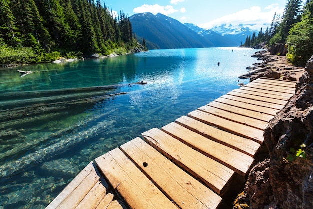 Caminhe até o Lago Garibaldi turquesa perto de Whistler, BC, Canadá.