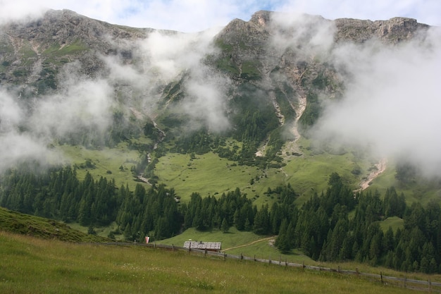 Caminhe pelas Dolomitas italianas