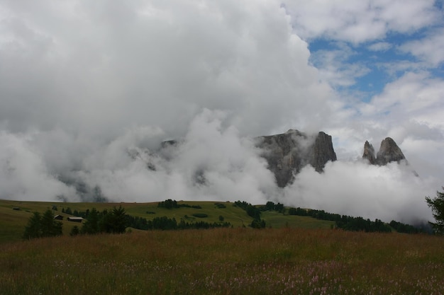 Caminhe pelas Dolomitas italianas