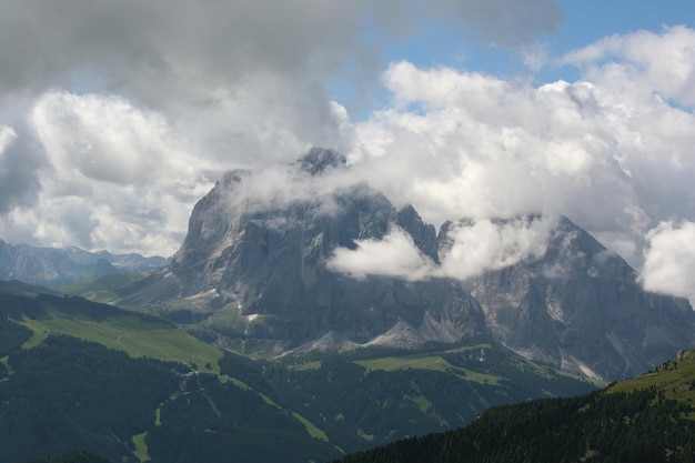 Caminhe pelas Dolomitas italianas