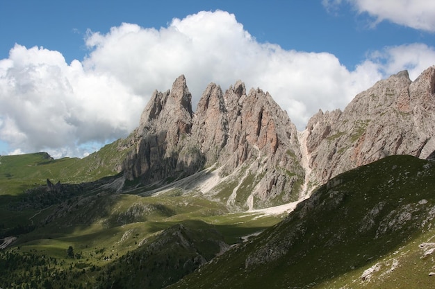 Caminhe pelas Dolomitas italianas