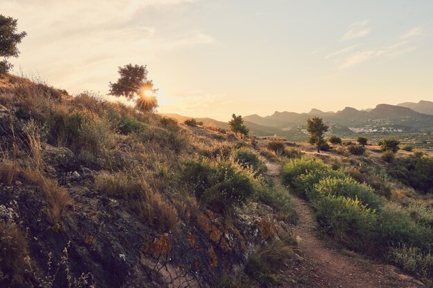 Caminhe pelas montanhas ao pôr do sol