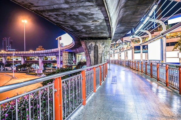 Caminho a pé na cidade urbana à noite Bangkok Tailândia