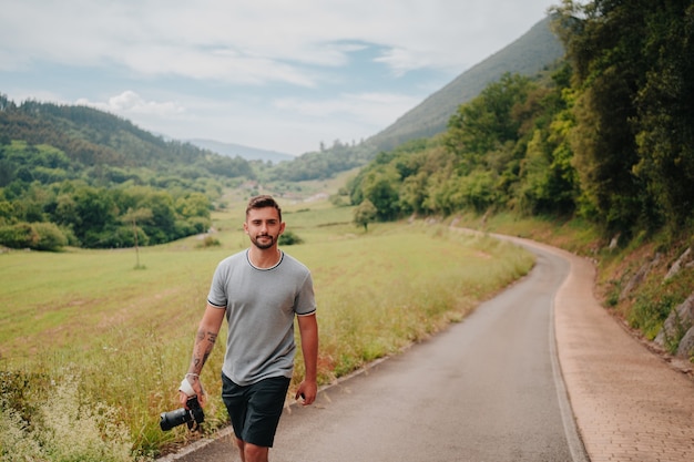 Foto caminho a pé para a floresta de oma no país basco