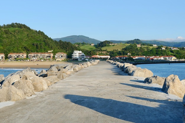 Caminho a pé para a praia de orio no local de férias do pôr do sol na espanha do país basco