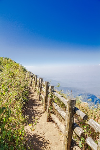 Caminho ao longo da montanha