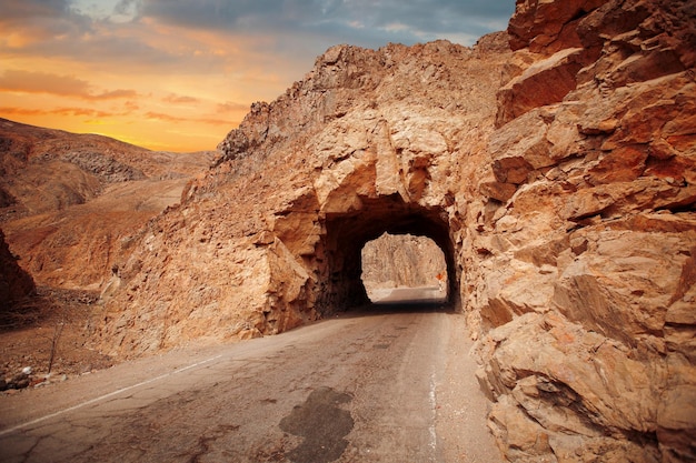 Caminho através da caverna na montanha