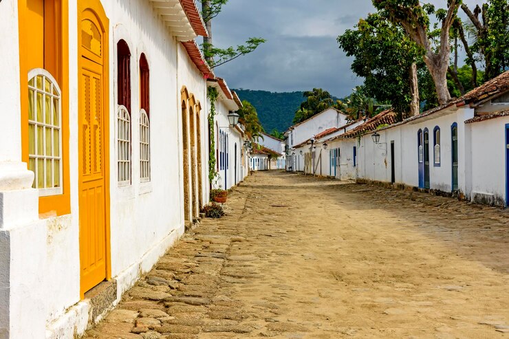 Foto caminho com antigas casas de estilo colonial na cidade de paraty
