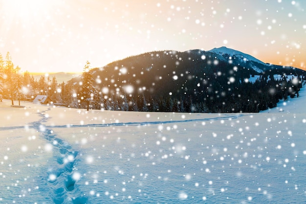 Caminho com pegadas na neve nas montanhas de inverno